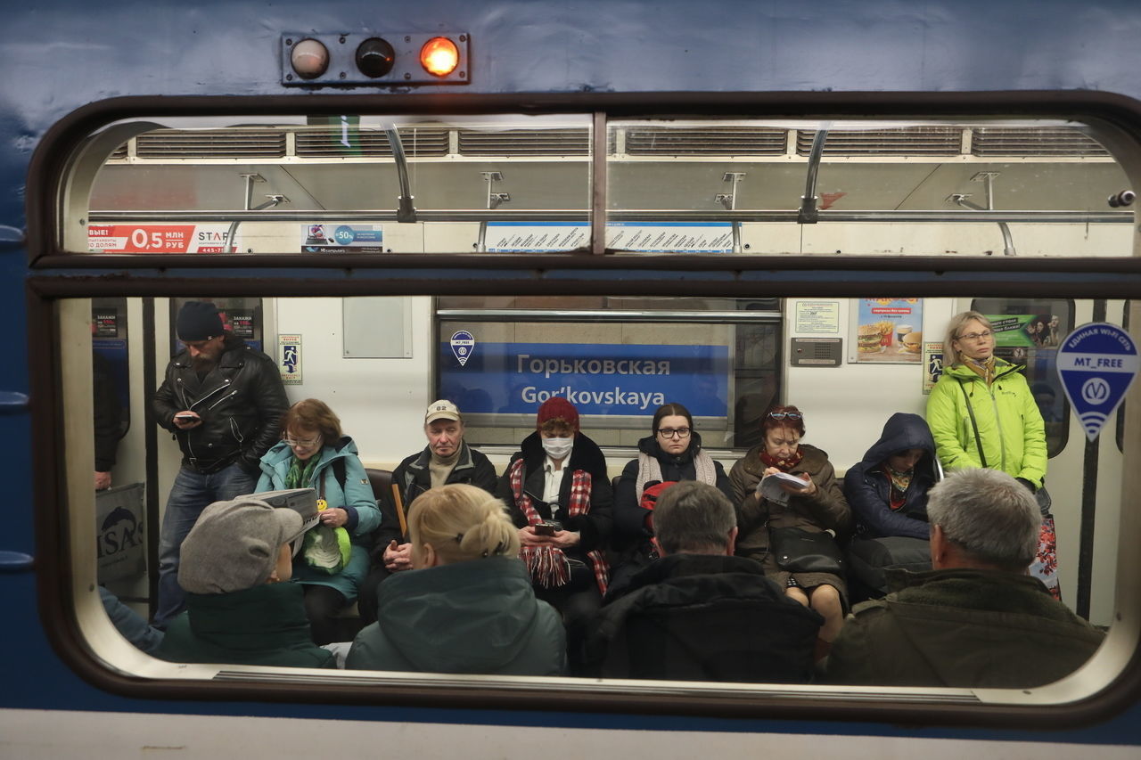 На «синей» ветке метро останавливали движение. На «Пионерской» мужчина лежал на путях